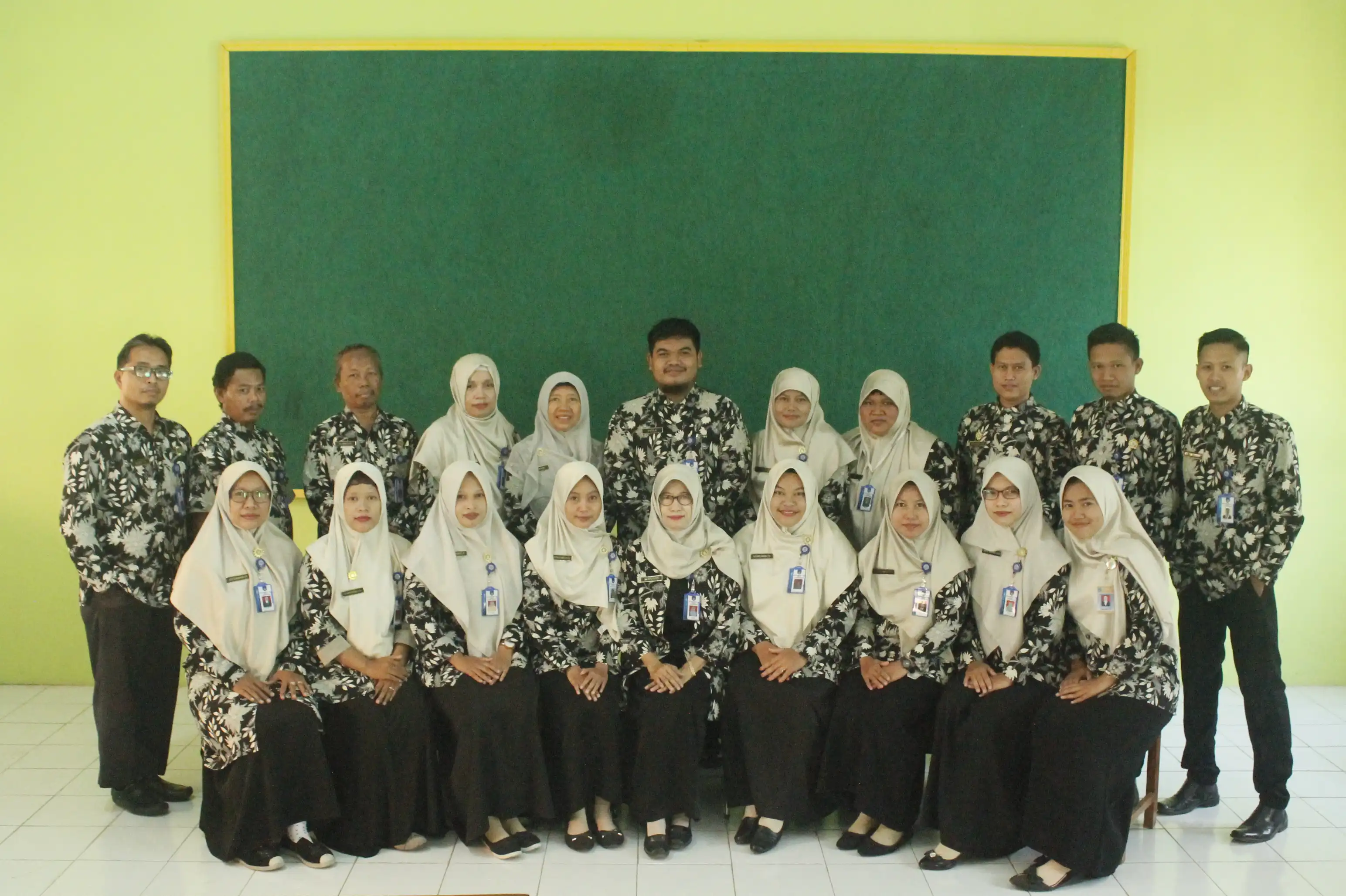 Foto bersama Ibu Kepala Sekolah, Bapak Ibu Guru dan Karyawan SMA Muhammadiyah 1 Simo Boyolali