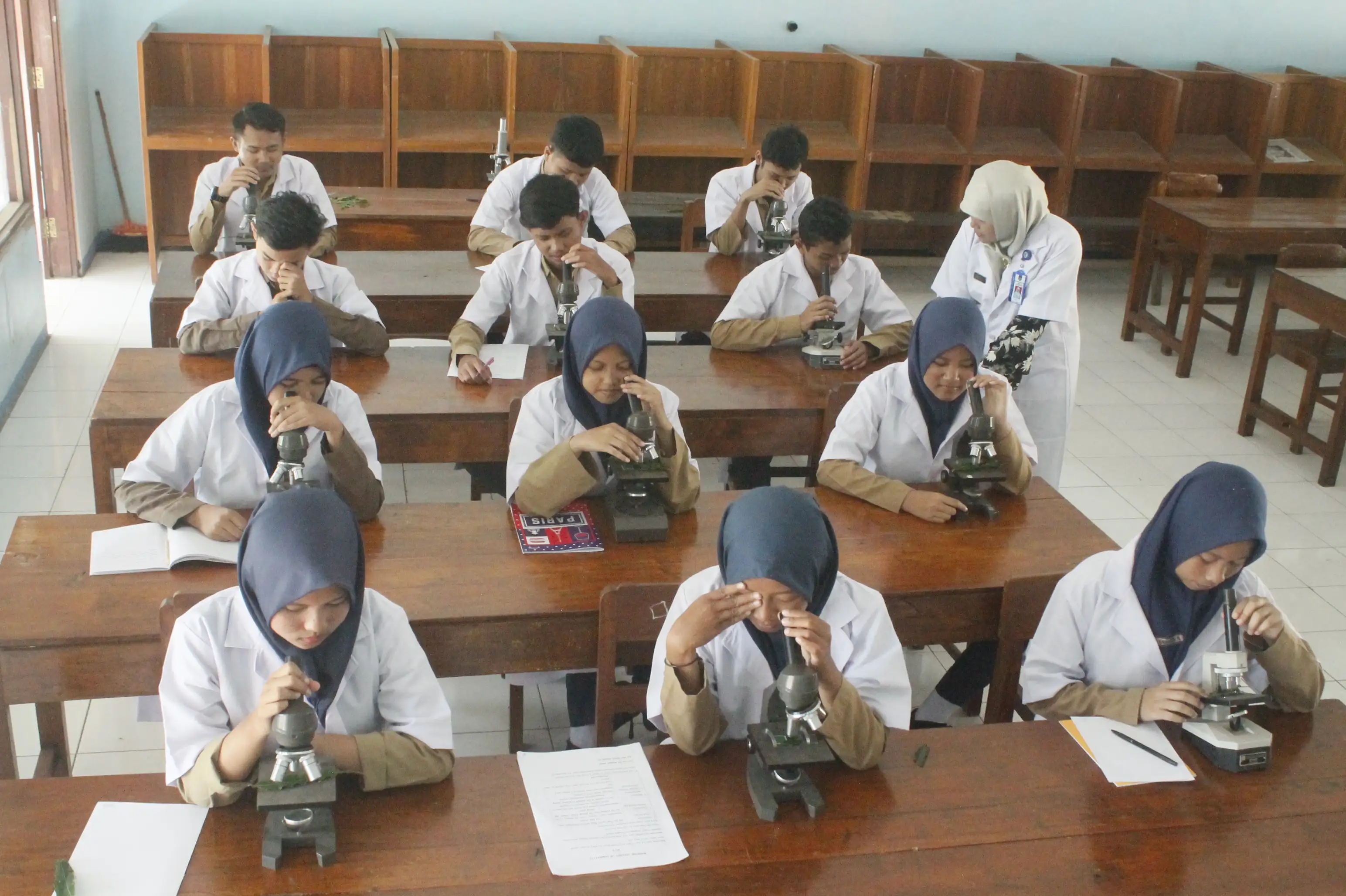 Kegiatan Praktikum Kegiatan Praktikum di Lab Fisika