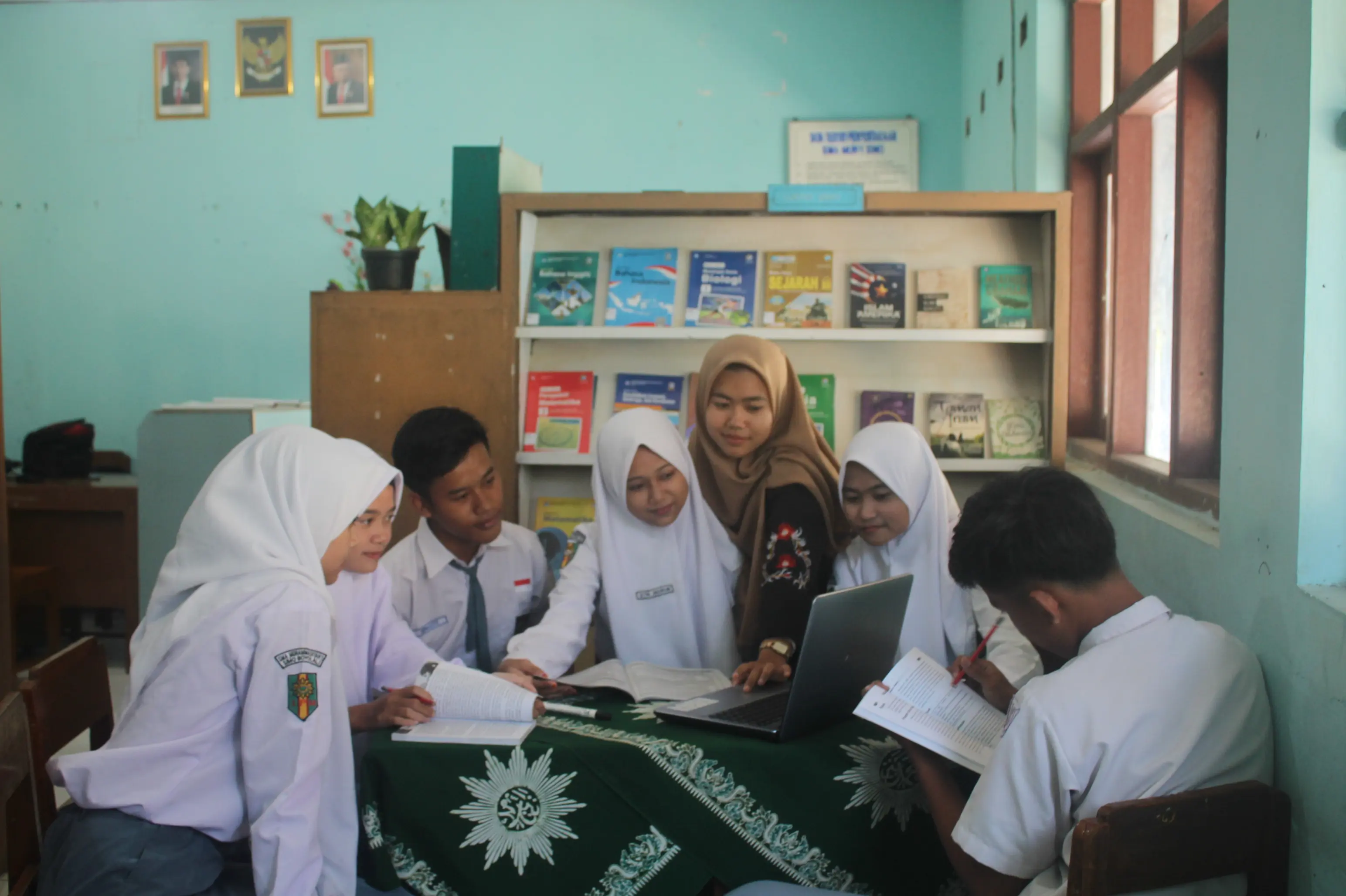 Foto Belajar Bersama di Perpustakaan